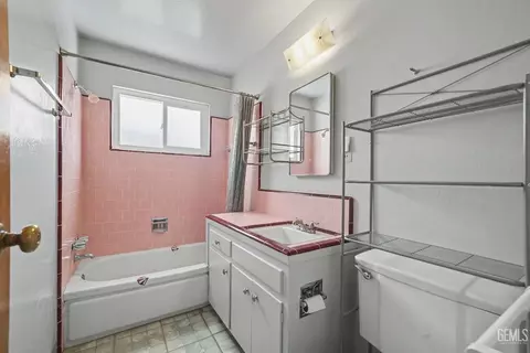 Bath - 904 Bell Ave, Taft, CA 93268 photo 1 of 2