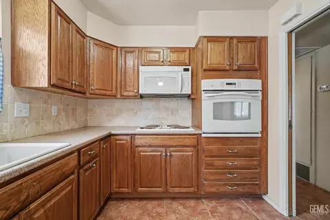 Kitchen - 904 Bell Ave, Taft, CA 93268 photo 2 of 2