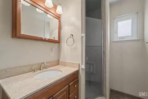 Bath - 904 Bell Ave, Taft, CA 93268 photo 2 of 2