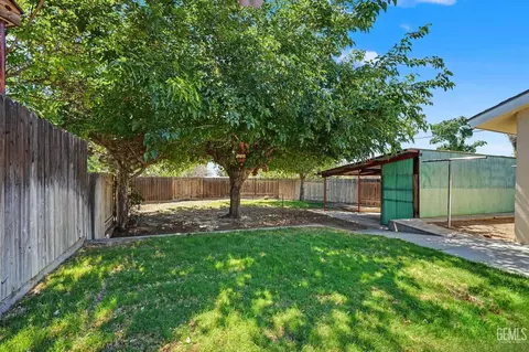 Exterior - 904 Bell Ave, Taft, CA 93268 photo 5 of 7