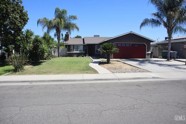 313 Camino Real Dr, Delano, CA 93215