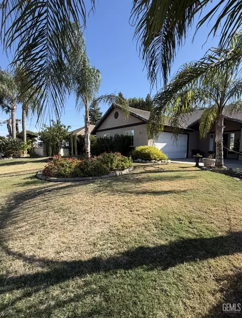 6301 Phyllis St, Bakersfield, CA 93313 photo 2