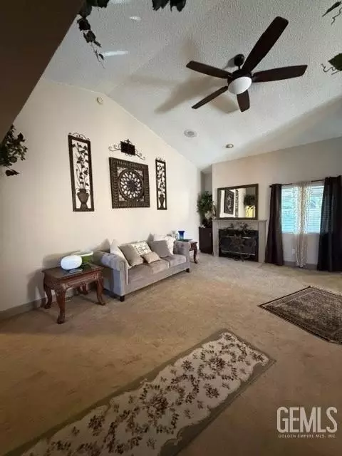 Entry Way - 6301 Phyllis St, Bakersfield, CA 93313 photo 2 of 4