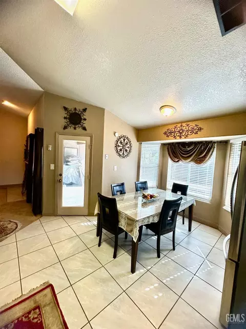 Dining - 6301 Phyllis St, Bakersfield, CA 93313 photo 2 of 2
