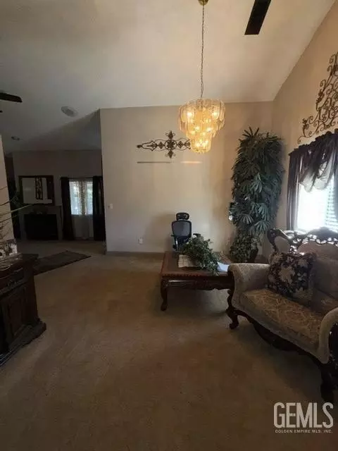 Entry Way - 6301 Phyllis St, Bakersfield, CA 93313 photo 3 of 4