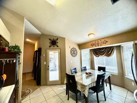 Dining - 6301 Phyllis St, Bakersfield, CA 93313 photo 1 of 2