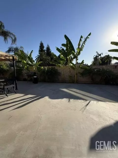 Exterior - 6301 Phyllis St, Bakersfield, CA 93313 photo 6 of 8