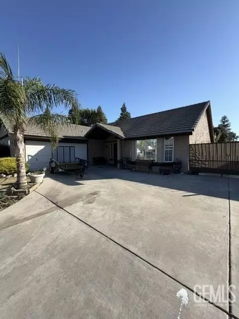 Exterior - 6301 Phyllis St, Bakersfield, CA 93313 photo 5 of 8