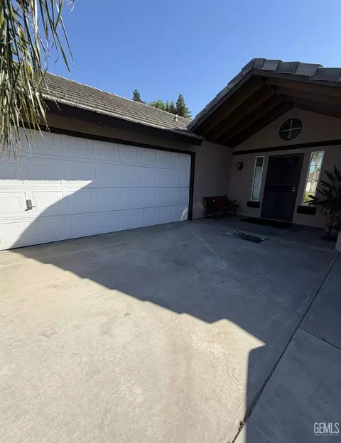 6301 Phyllis St, Bakersfield, CA 93313 photo 4