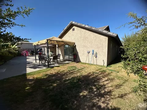 Exterior - 6301 Phyllis St, Bakersfield, CA 93313 photo 9 of 11