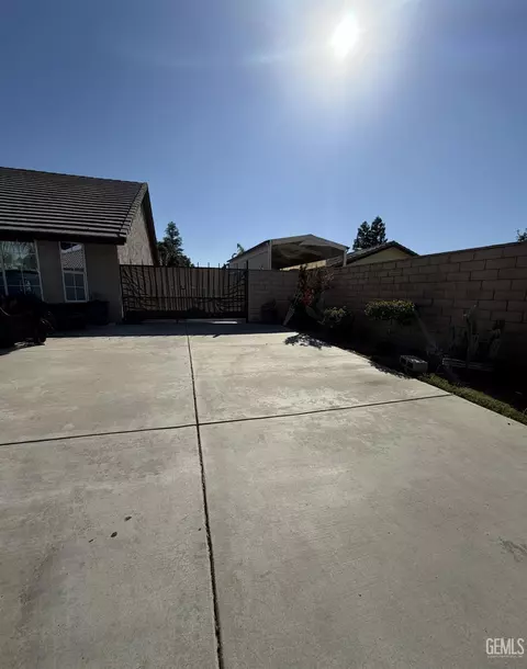 6301 Phyllis St, Bakersfield, CA 93313 photo 5