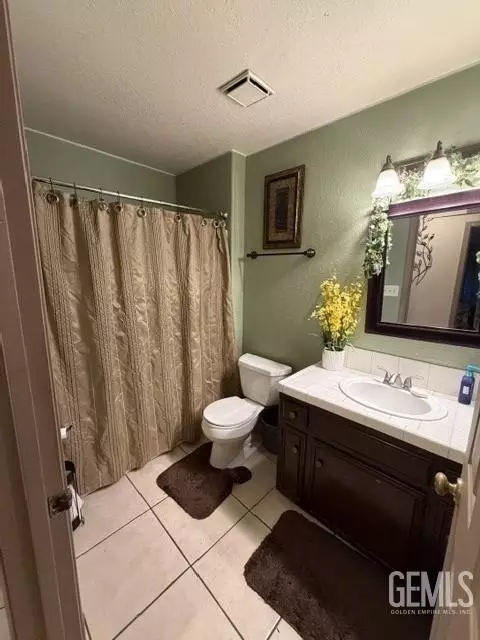 Bath - 6301 Phyllis St, Bakersfield, CA 93313 photo 1 of 2
