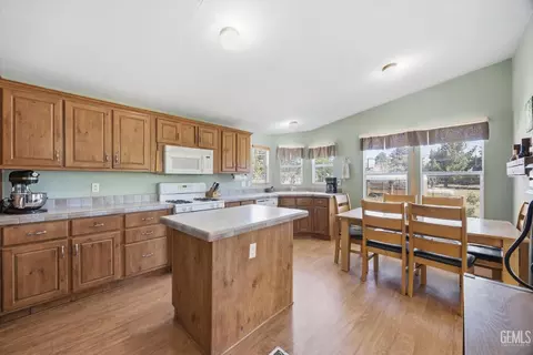 Kitchen - 15054 Abajo Ave, Tehachapi, CA 93561 photo 1 of 4