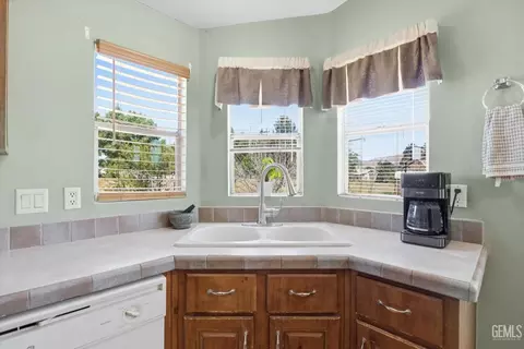 Kitchen - 15054 Abajo Ave, Tehachapi, CA 93561 photo 4 of 4