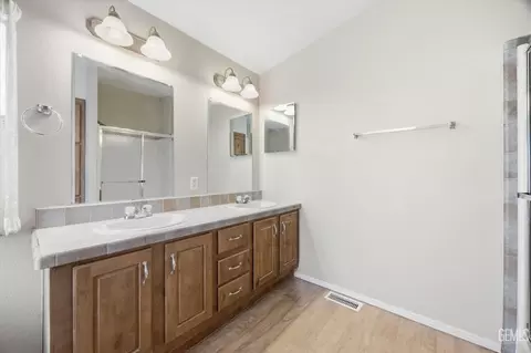 Bath - 15054 Abajo Ave, Tehachapi, CA 93561 photo 2 of 4