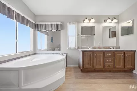 Bath - 15054 Abajo Ave, Tehachapi, CA 93561 photo 3 of 4