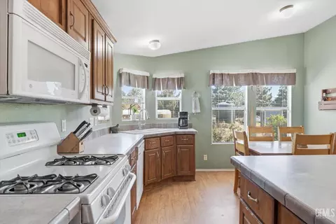 Kitchen - 15054 Abajo Ave, Tehachapi, CA 93561 photo 3 of 4