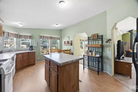 Kitchen - 15054 Abajo Ave, Tehachapi, CA 93561 photo 2 of 4