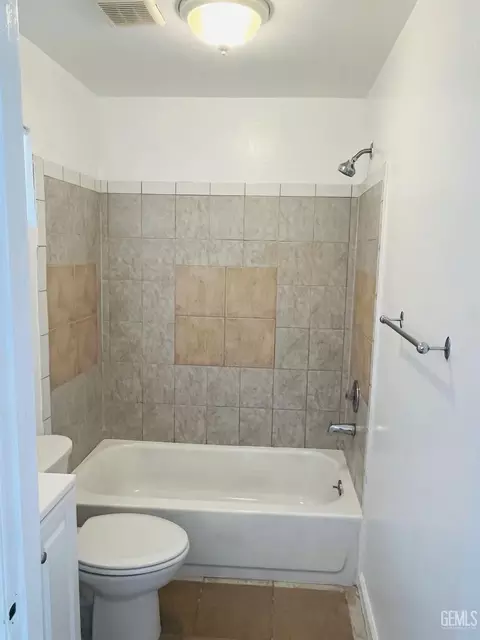 Bath - 202 Jefferson St, Taft, CA 93268 photo 2 of 2