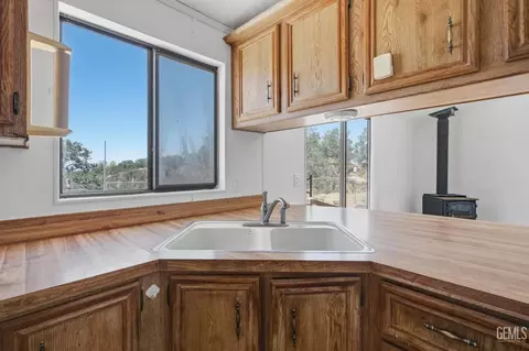Kitchen - 20313 Rex Dr, Tehachapi, CA 93561 photo 4 of 4