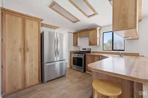 Kitchen - 20313 Rex Dr, Tehachapi, CA 93561 photo 2 of 4