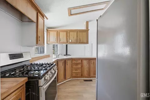 Kitchen - 20313 Rex Dr, Tehachapi, CA 93561 photo 1 of 4