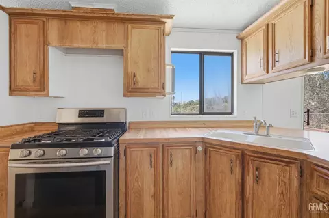Kitchen - 20313 Rex Dr, Tehachapi, CA 93561 photo 3 of 4