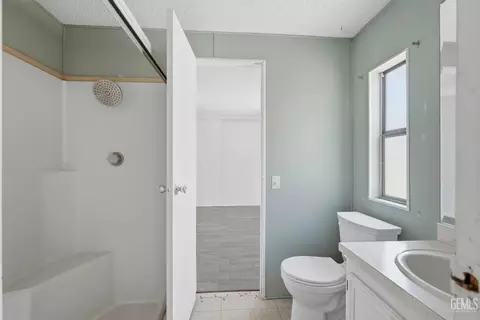 Bath - 20313 Rex Dr, Tehachapi, CA 93561 photo 2 of 2