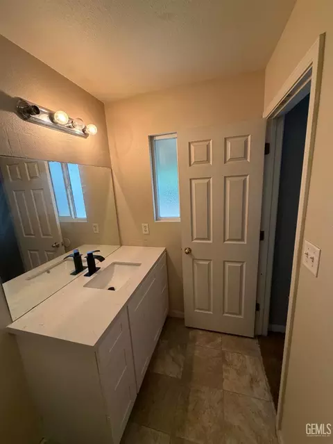 Bath - 4414 Sun Devils Ave, Bakersfield, CA 93313 photo 2 of 3