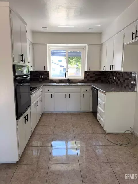 Kitchen - 2365 Fordham Ave, Clovis, CA 93611 photo 1 of 1