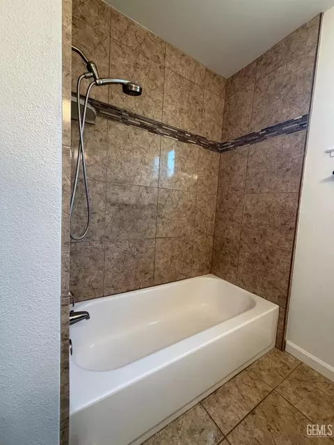 Bath - 2365 Fordham Ave, Clovis, CA 93611 photo 7 of 8