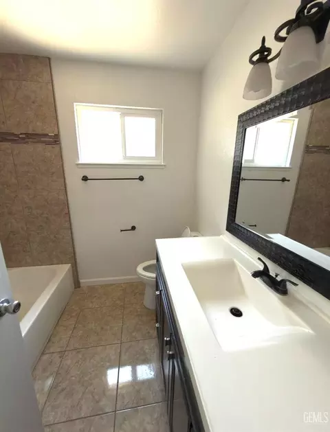 Bath - 2365 Fordham Ave, Clovis, CA 93611 photo 5 of 8
