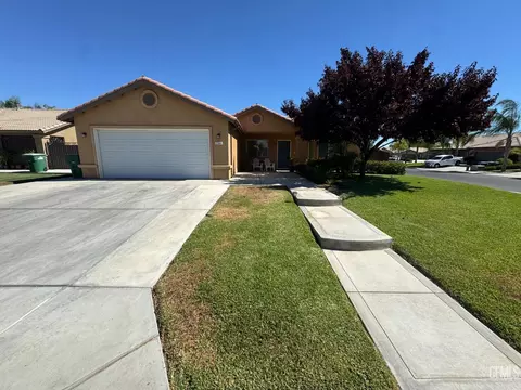 204 Emerald Pkwy, Delano, CA 93215