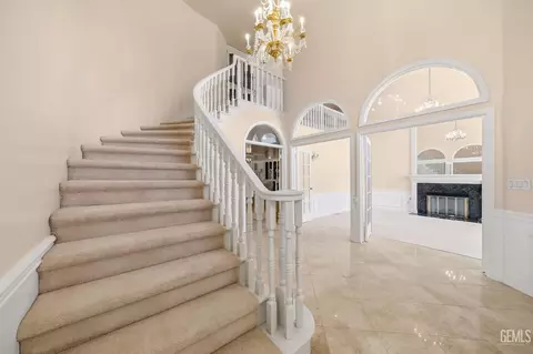Entry Way - 3916 Pinehurst Dr, Bakersfield, CA 93306 photo 4 of 8