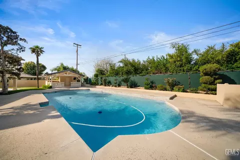 Exterior - 3916 Pinehurst Dr, Bakersfield, CA 93306 photo 9 of 15