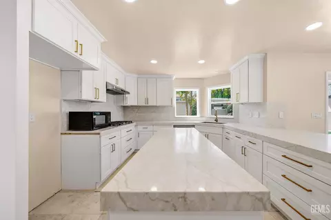 Kitchen - 3916 Pinehurst Dr, Bakersfield, CA 93306 photo 2 of 4