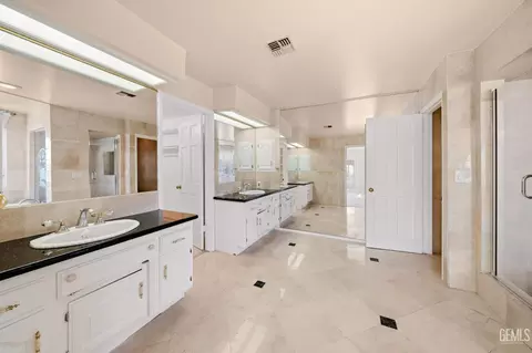 Bath - 3916 Pinehurst Dr, Bakersfield, CA 93306 photo 3 of 5