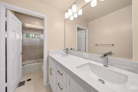 Bath - 3916 Pinehurst Dr, Bakersfield, CA 93306 photo 2 of 5