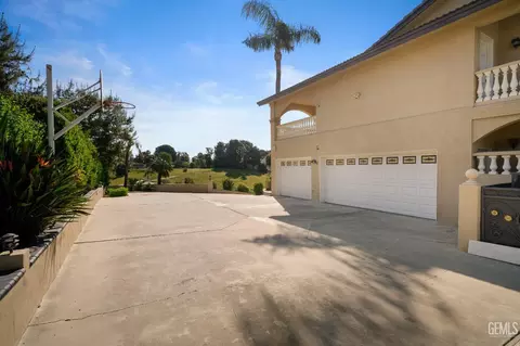 Exterior - 3916 Pinehurst Dr, Bakersfield, CA 93306 photo 6 of 15