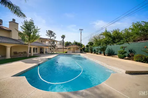 Exterior - 3916 Pinehurst Dr, Bakersfield, CA 93306 photo 10 of 15