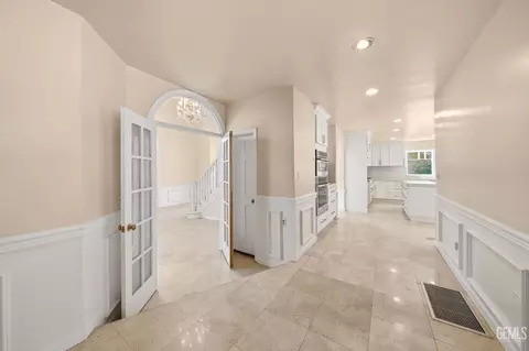 Entry Way - 3916 Pinehurst Dr, Bakersfield, CA 93306 photo 3 of 8