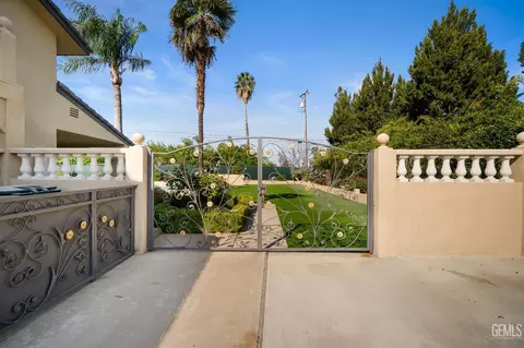 Exterior - 3916 Pinehurst Dr, Bakersfield, CA 93306 photo 7 of 15