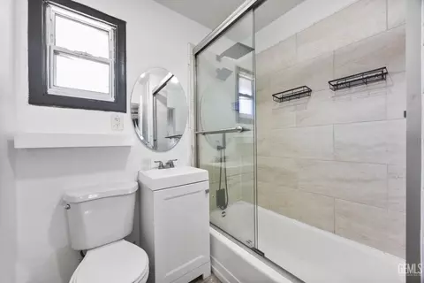 Bath - 515 Fillmore St, Taft, CA 93268 photo 2 of 2