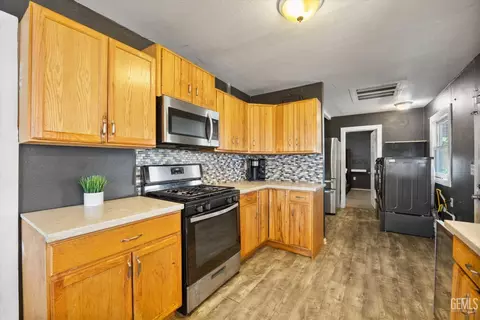 Kitchen - 515 Fillmore St, Taft, CA 93268 photo 4 of 5
