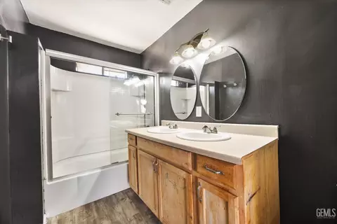 Bath - 515 Fillmore St, Taft, CA 93268 photo 1 of 2