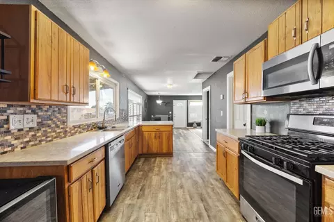 Kitchen - 515 Fillmore St, Taft, CA 93268 photo 2 of 5
