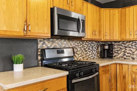 Kitchen - 515 Fillmore St, Taft, CA 93268 photo 5 of 5