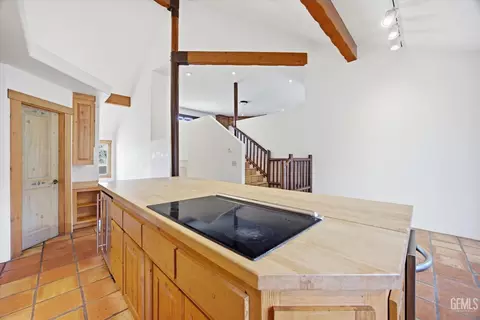 Kitchen - 28221 Cumberland Rd, Tehachapi, CA 93561 photo 6 of 10