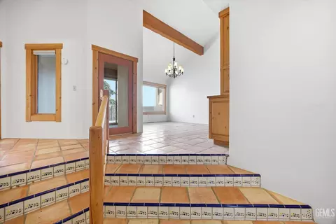 Entry Way - 28221 Cumberland Rd, Tehachapi, CA 93561 photo 3 of 4