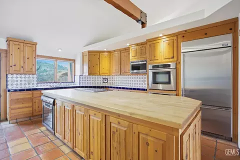 Kitchen - 28221 Cumberland Rd, Tehachapi, CA 93561 photo 2 of 10